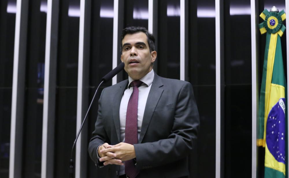 Ricardo Ayres vota contra manobra que excluiu taxação das bets no combate ao crime organizado