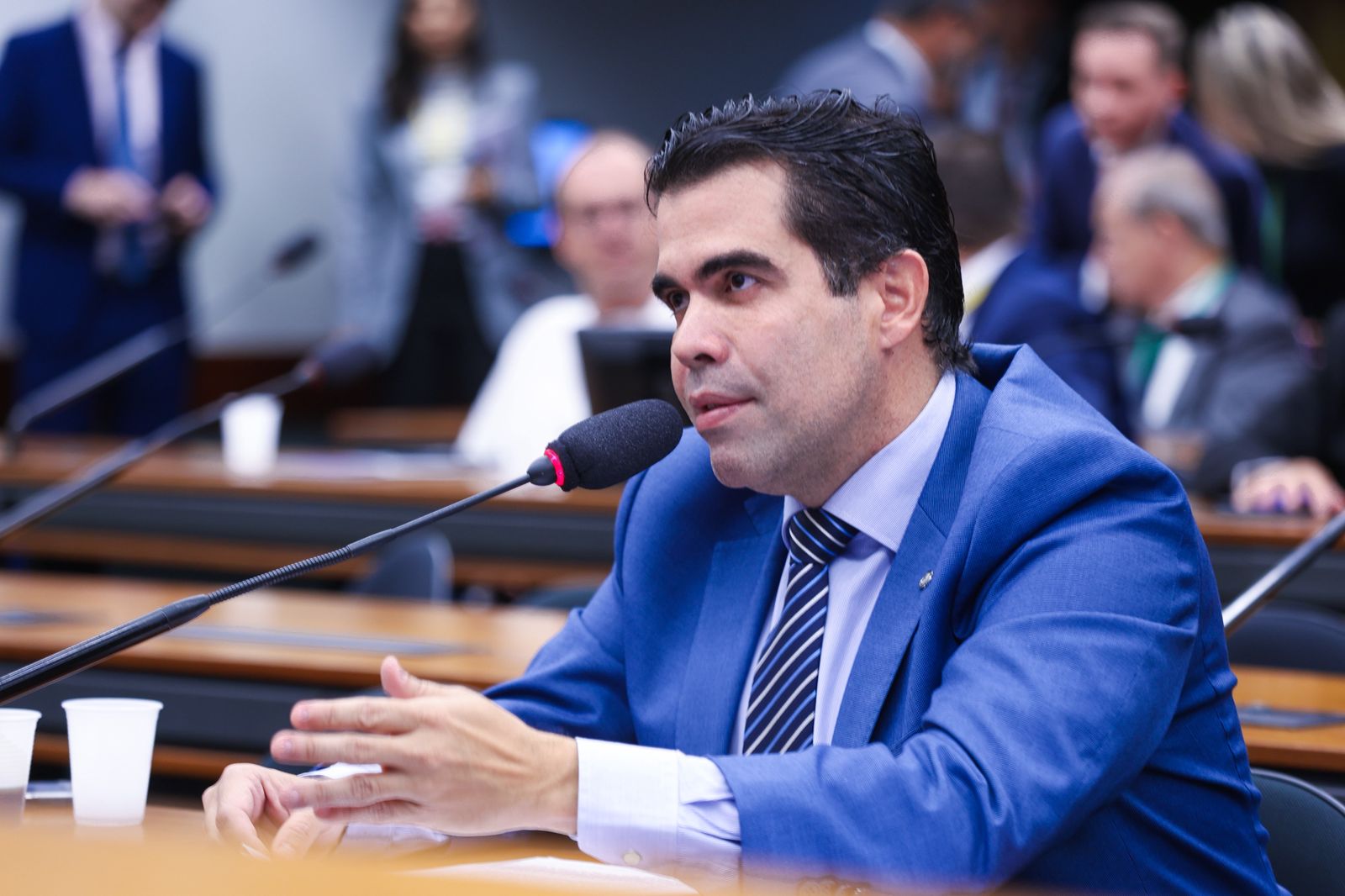 Comissão da Câmara aprova PEC do fim da escala 6×1; Ricardo Ayres vota a favor